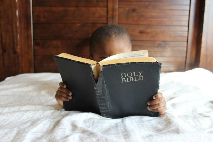 kid-reading-bible